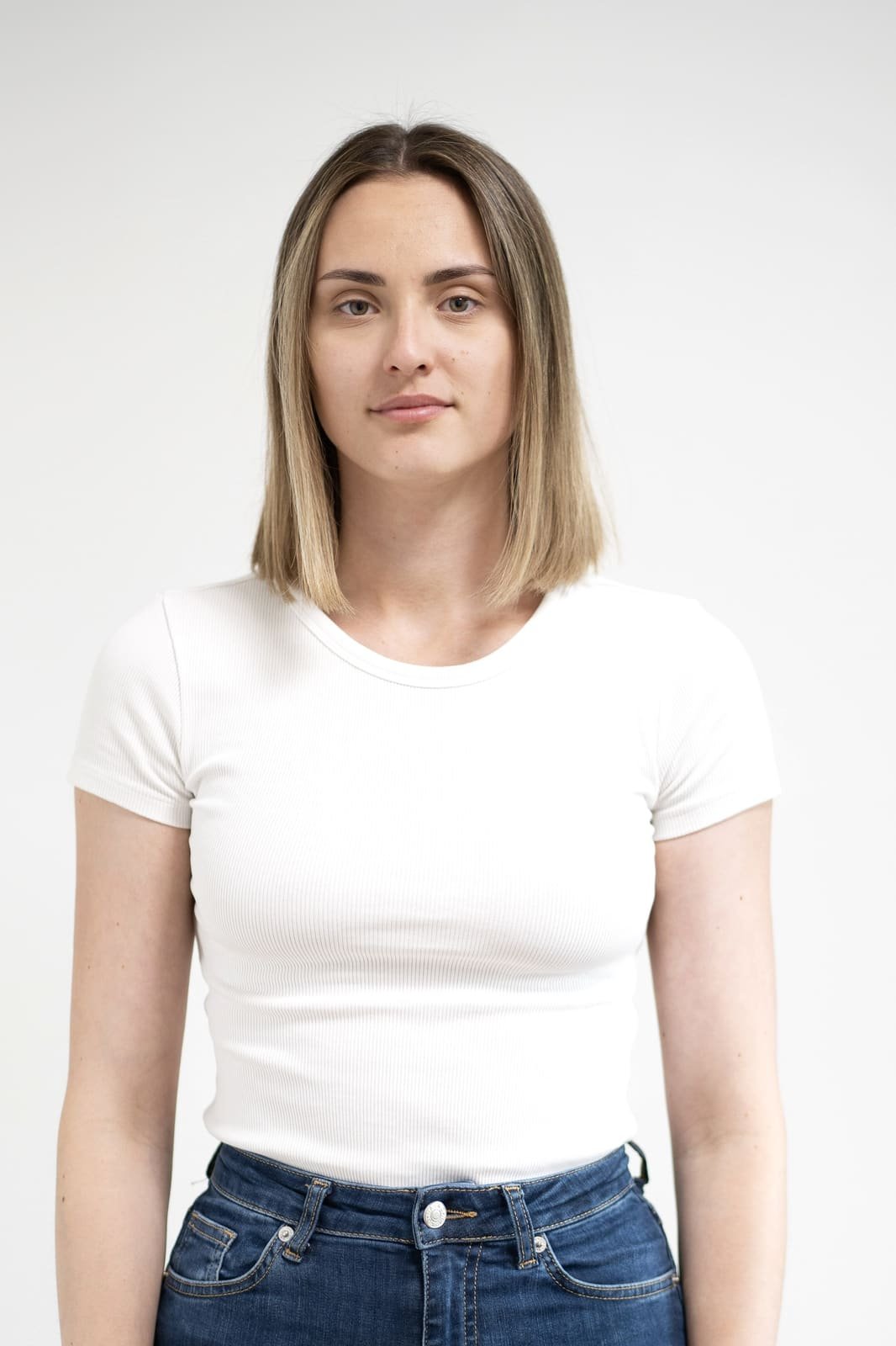 Pola Front — Vanessa Bogner ungeschminkt, frontal