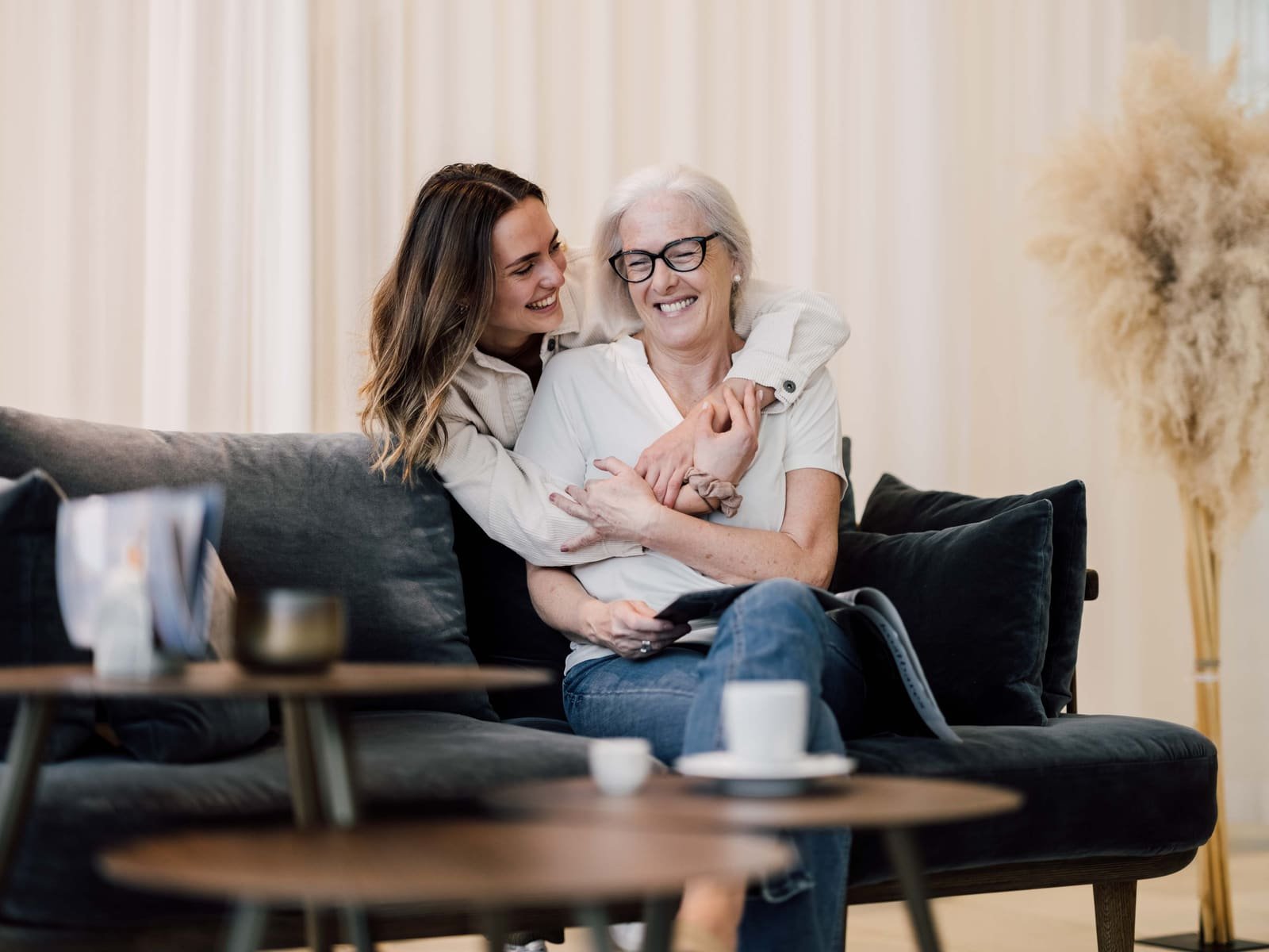 Commercial Wellness-Kampagne – Therme Geinberg, zwei Generationen auf dem Sofa