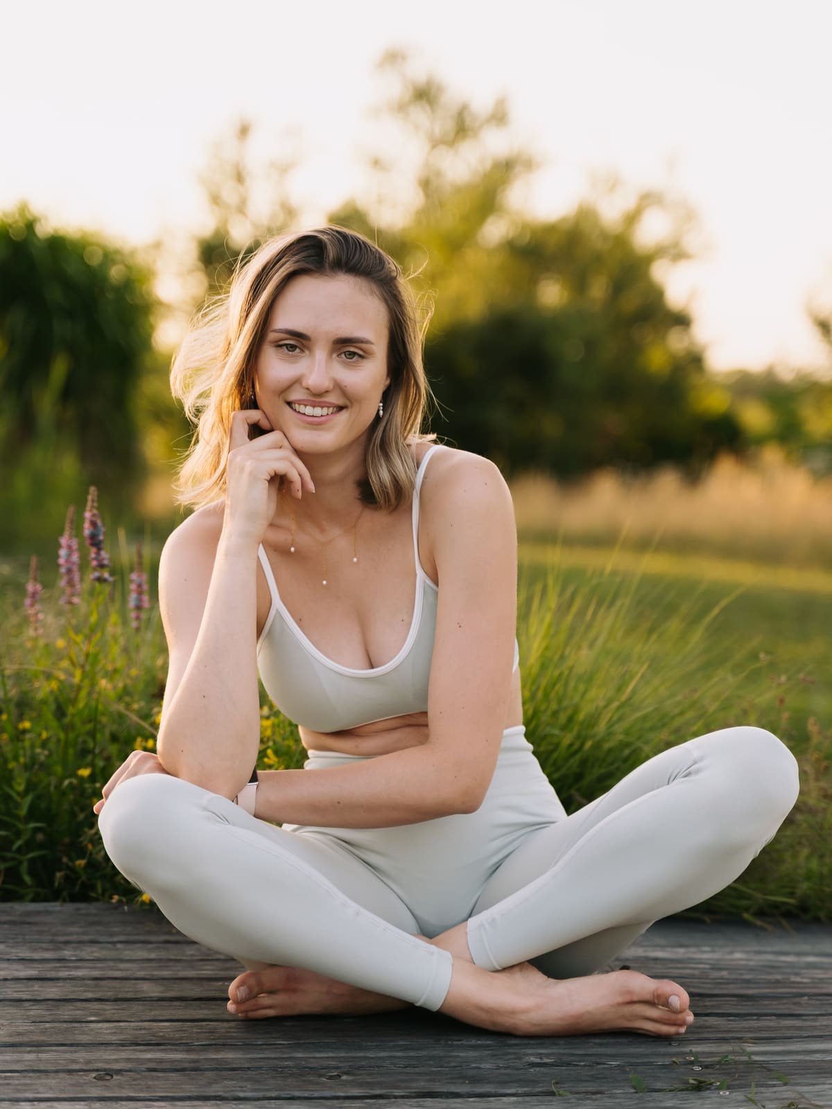 Vanessa Bogner in Activewear – Outdoor-Fitness-Shooting im Abendlicht
