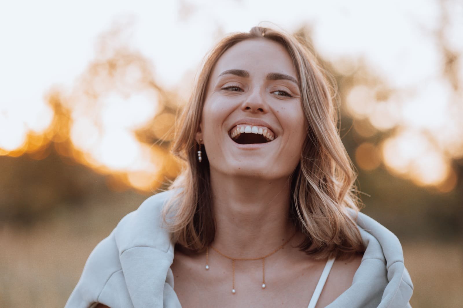 Fitness Lifestyle — Lachen im Abendlicht
