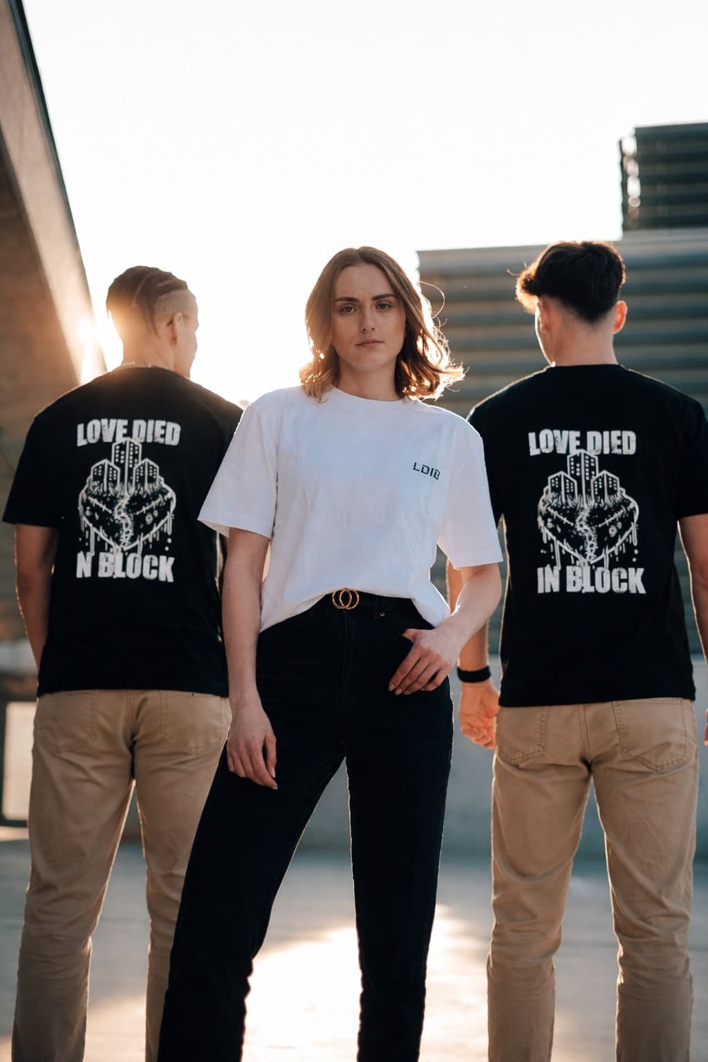 Commercial Streetwear — Gruppenmotiv mit Rückenprint Love Died In Block