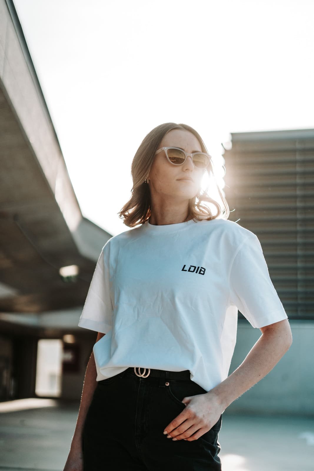 Commercial Streetwear — weißes Shirt der Kampagne Love Died In Block