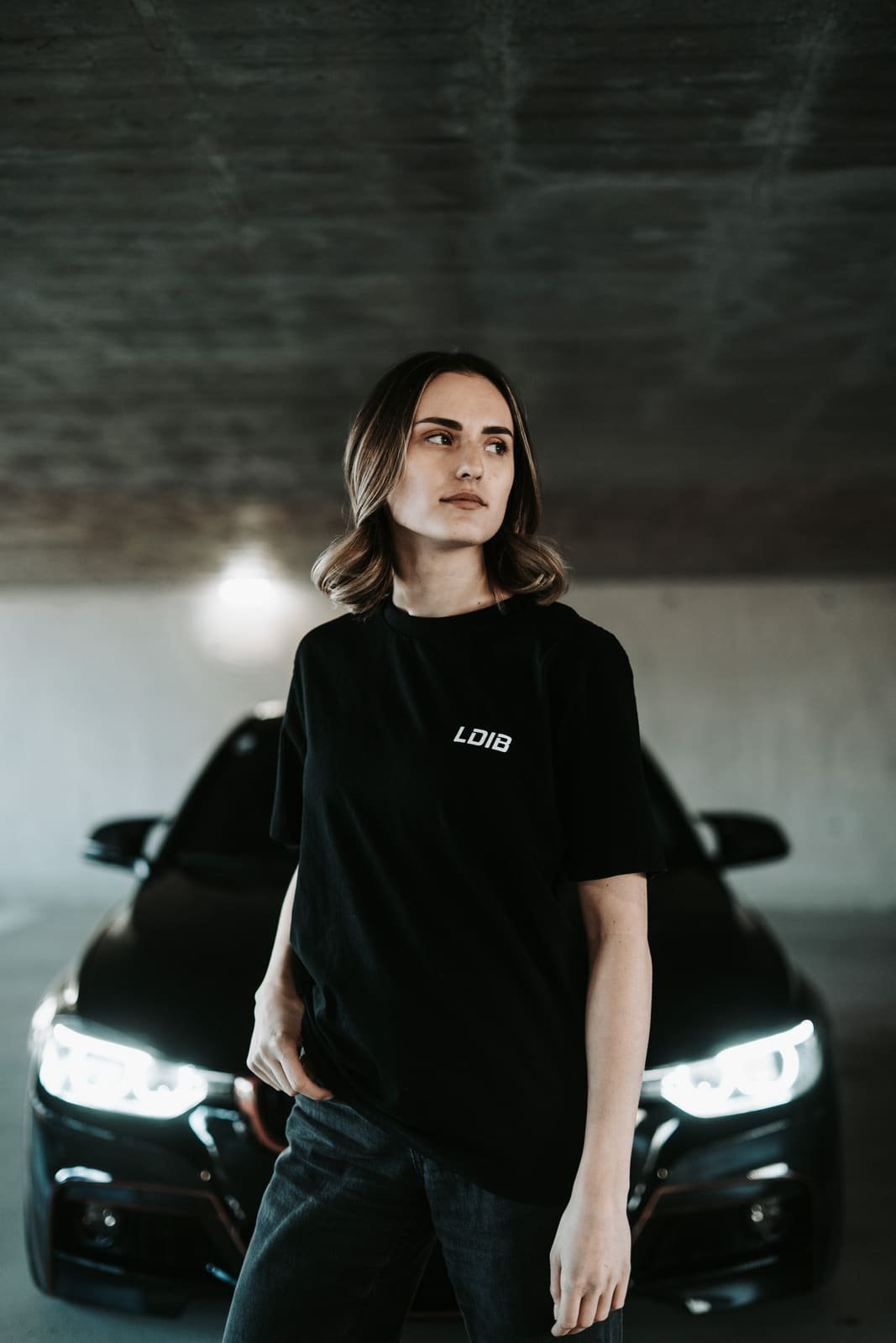 Commercial Streetwear — Shirt-Kampagne Love Died In Block in der Tiefgarage