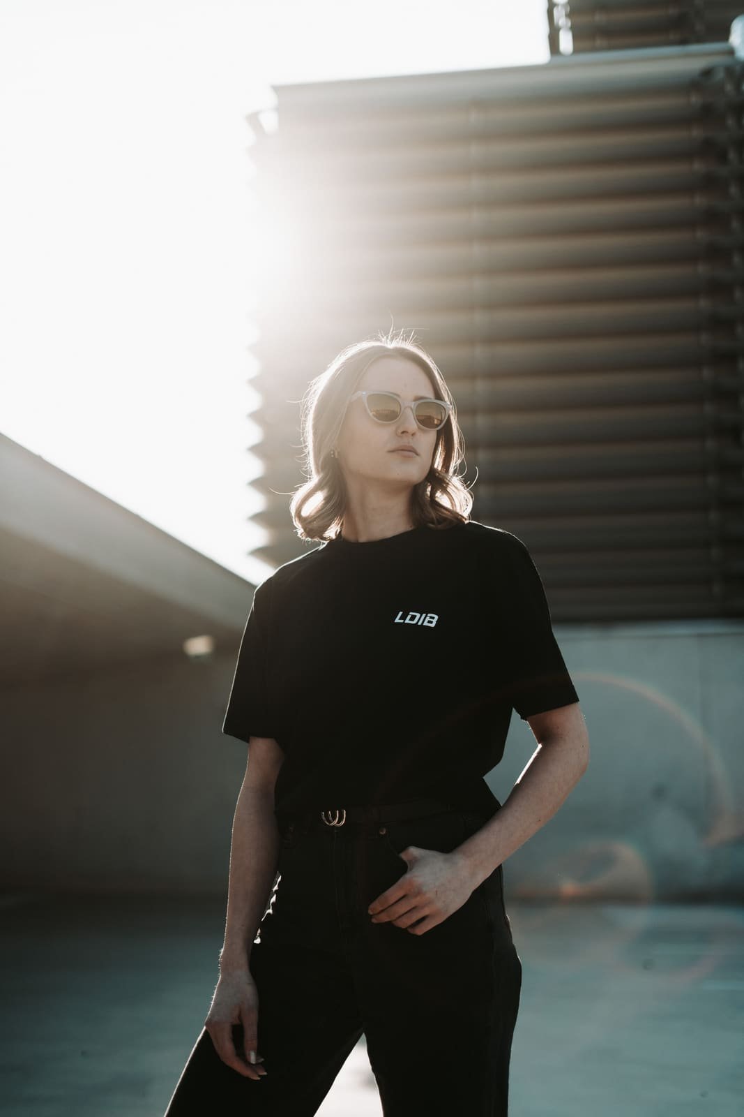 Commercial Streetwear — schwarzes Shirt im Gegenlicht