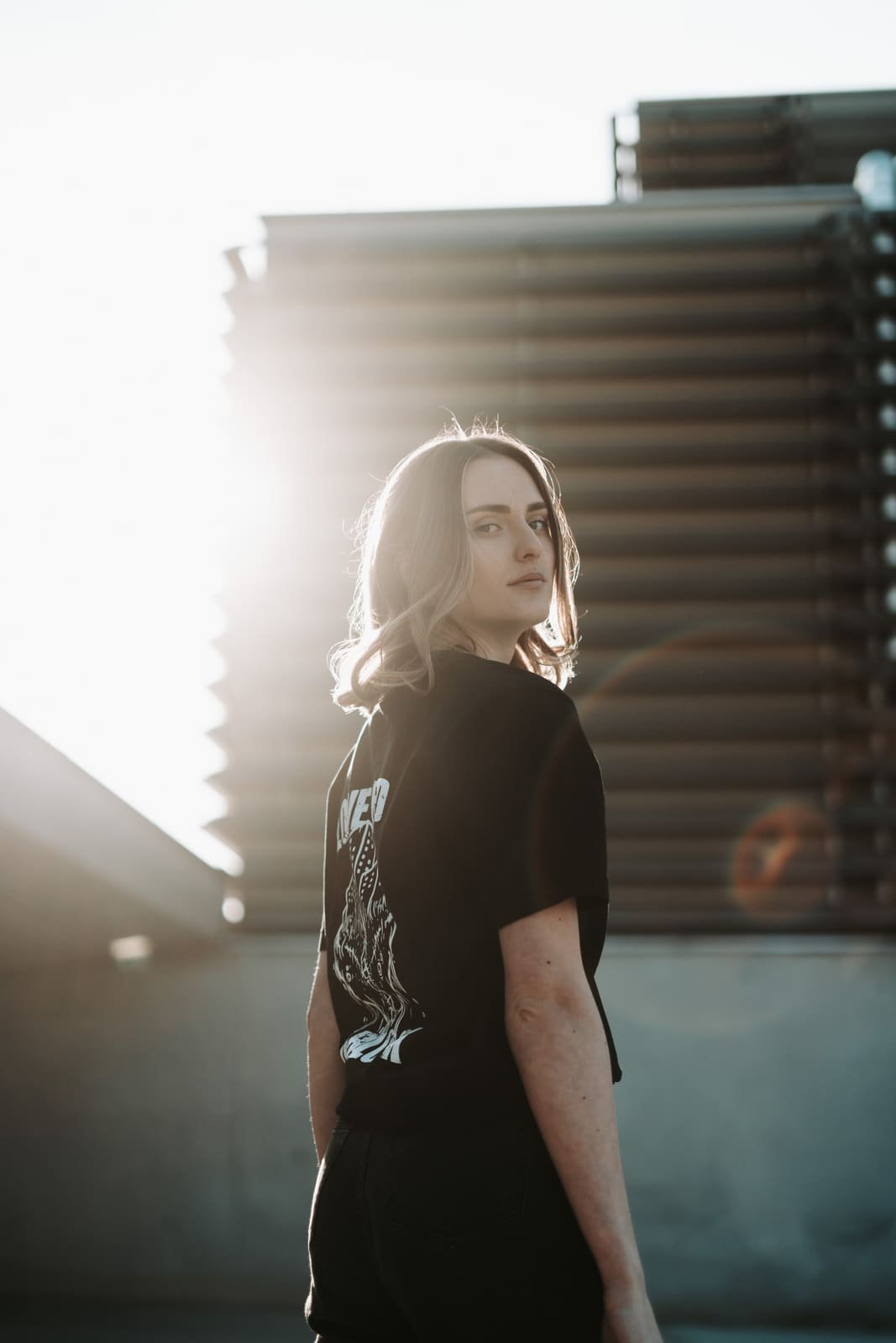 Commercial Streetwear — Seitenansicht mit Rückenprint